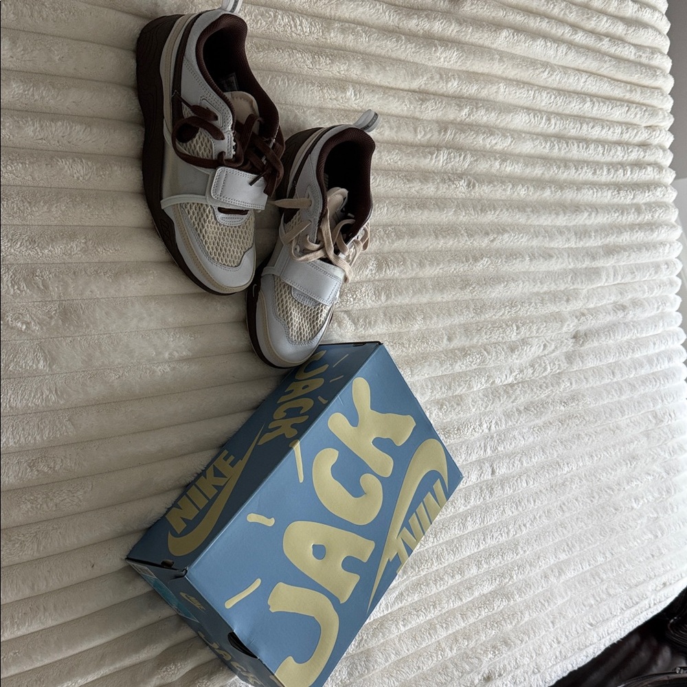 Nike Zoom Field Jaxx size 6 sneakers. Brand new.